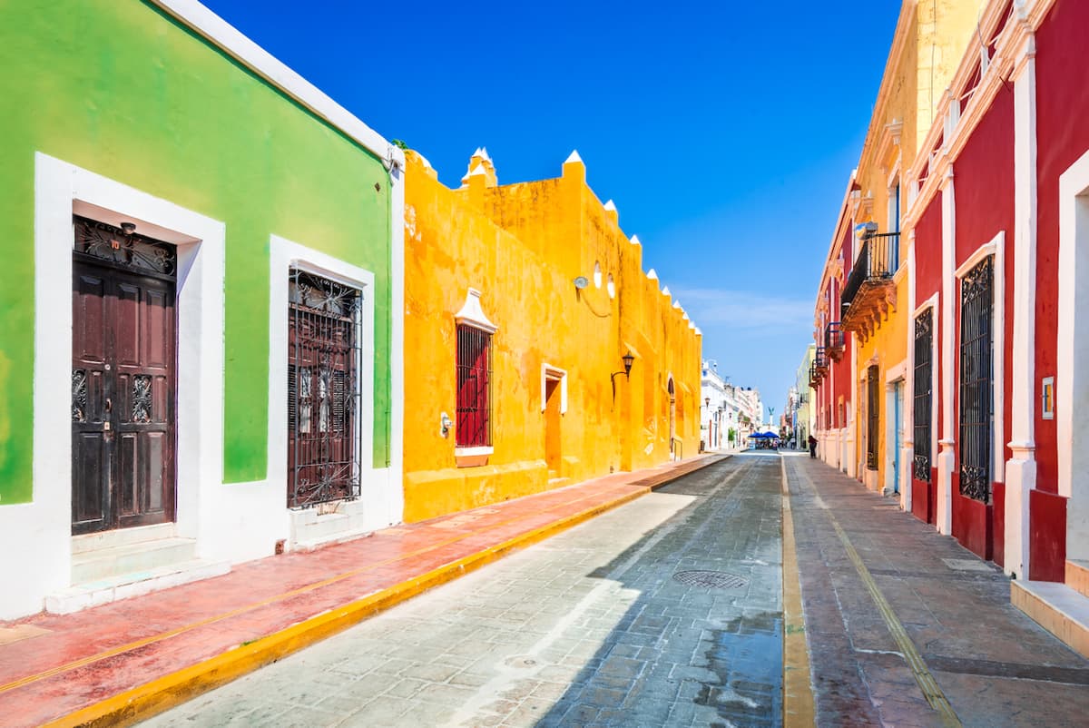 Exteriores de casas de colores pintadas con pinturas de Berel