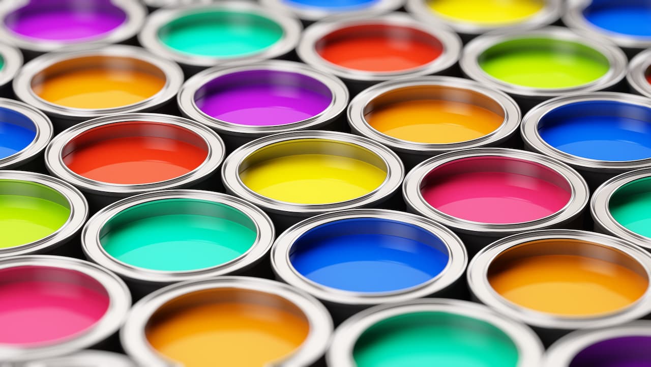 Botes de pinturas de varios colores haciendo alución a colores Berel de venta en Ferreterías Guevara